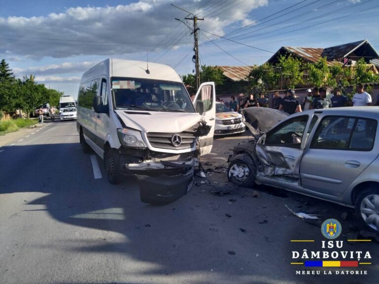 Accident grav în Dâmbovița, între un microbuz și un autoturism! O persoană a fost transportată la spital cu elicopterul SMURD