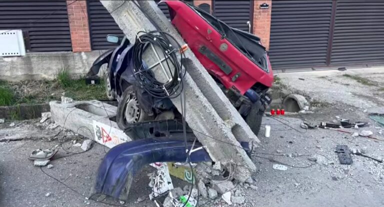 Și-a pierdut viața pe loc într-un accident cumplit! Un tânăr de 35 de ani s-a izbit violent cu mașina de un stâlp de electricitate