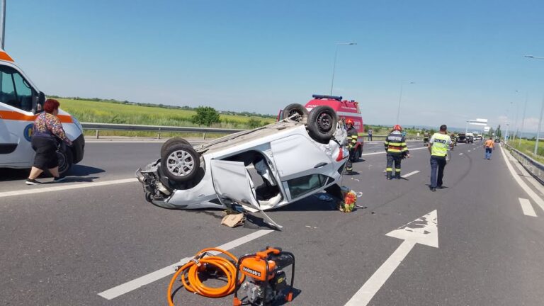 Accident cumplit, cu trei mașini implicate! O femeie a rămas blocată într-unul dintre autoturisme. A fost solicitată intervenția elicopterului SMURD
