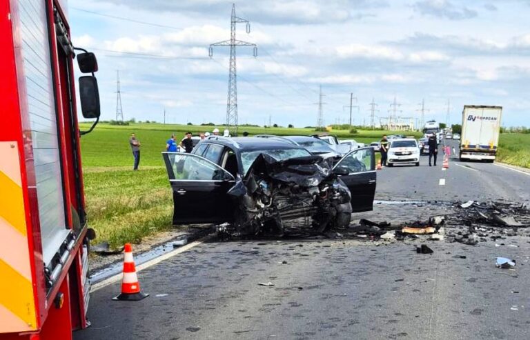 Ciocnire fatală în vestul țării! Un șofer de 51 de ani și-a pierdut viața după impactul cumplit dintre două autoturisme. Alte trei persoane au fost transportate de urgență la spital