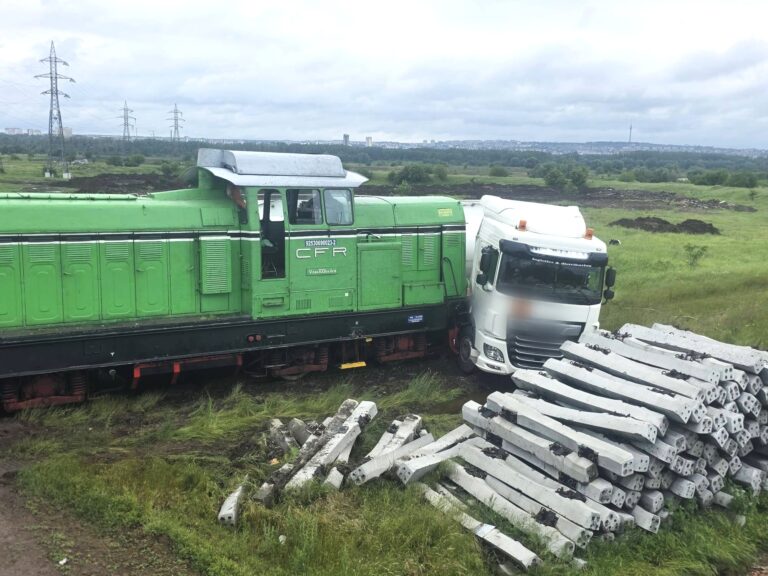 Cisternă încărcată cu motorină, lovită în plin de un tren marfar! Scurgeri masive de combustibil după impact. Pompierii militari au intervenit de urgență