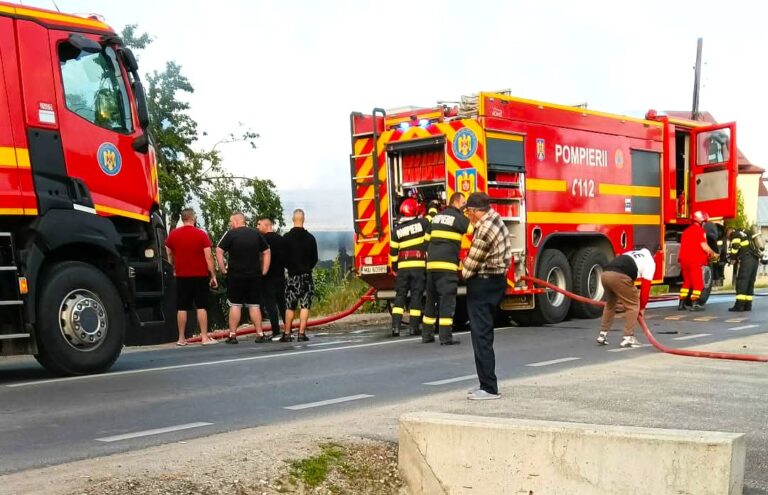 Incendiu devastator în Dâmbovița! O anexă gospodărească, un garaj și două mașini, cuprinse de flăcări la Comișani. S-a acționat cu cinci autospeciale de stingere