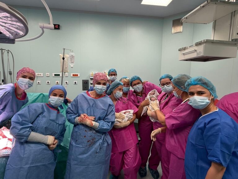 Momente emoționante la o maternitate din Timișoara! O mamă de 44 de ani a adus pe lume tripleți după o sarcină naturală. Femeia mai are acasă patru fete