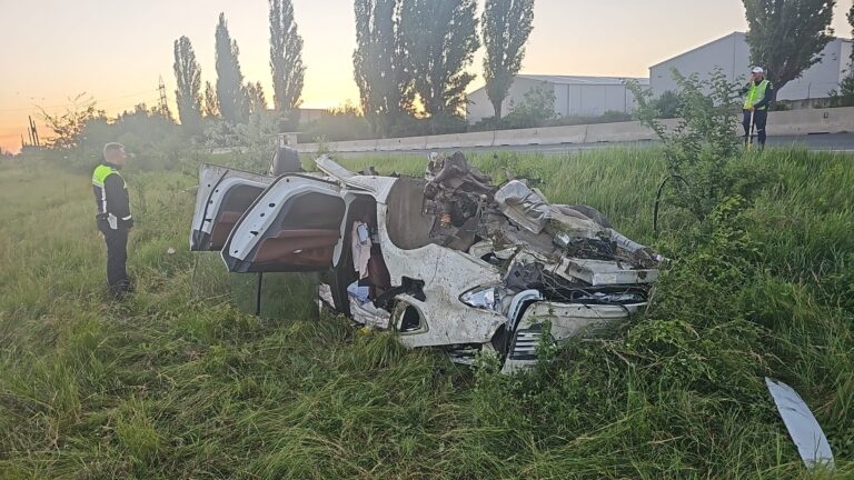 Destin crunt pentru un tânăr de 19 ani! Și-a pierdut viața după ce s-a răsturnat cu mașina. Un alt bărbat a fost transportat în stare gravă la spital