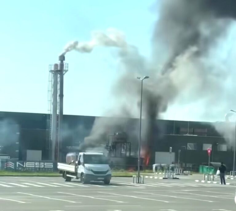 Explozie puternică în Prahova! Depozit cuprins de flăcări, risc major de a doua deflagrație. O persoană a fost  rănită