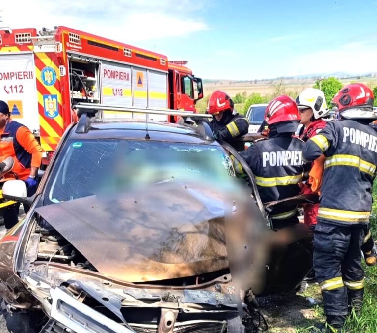 Patru victime, dintre care una încarcerată, într-un accident devastator în care au fost implicate două autoturisme și un autotren