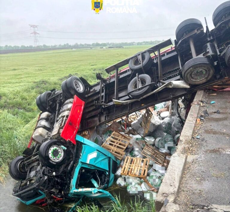 Destin crunt pentru un șofer de TIR! A pierit pe loc după ce s-a răsturnat cu autocamionul. În accident au fost implicate și două autoturisme