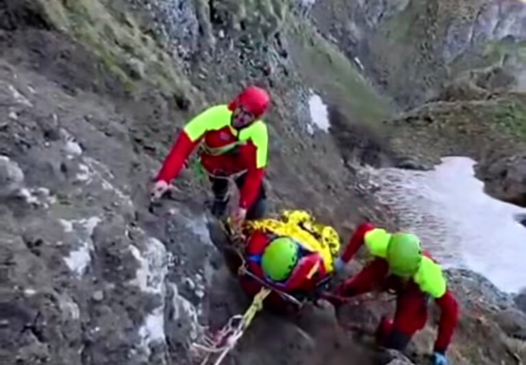 Misiune dramatică în Bucegi! Turist olandez cu multiple fracturi, salvat după o intervenție de peste șapte ore! A căzut într-o prăpastie de 150 de metri