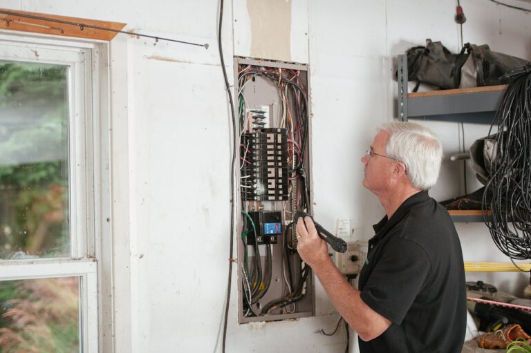 Riscurile suprasarcinii la tabloul electric: cum să le previi