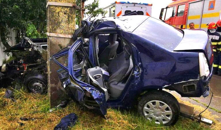 Destin frânt la doar 34 de ani! Un șofer și-a pierdut viața după ce s-a izbit violent cu mașina de un stâlp de beton