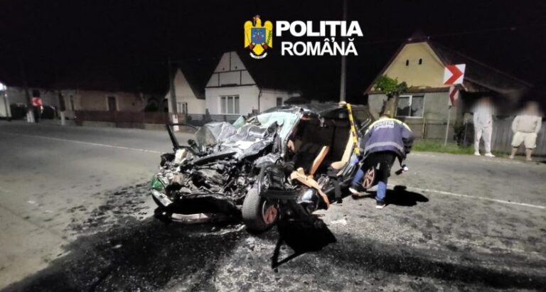 La un pas de nenorocire în miez de noapte! O șoferiță s-a urcat băută la volan și făcut zob mașina după ce s-a izbit de un autobuz. Cinci persoane au fost rănite