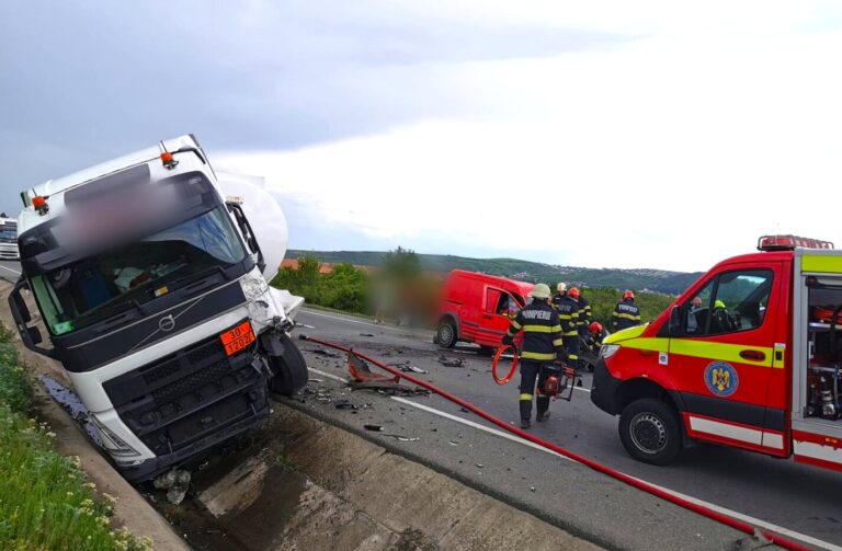 Ciocnire fatală între un autoturism și un TIR! Un șofer și-a pierdut viața după ce a pătruns pe contrasens. Bărbatul a fost găsit în stop cardio-respirator între fiarele contorsionate ale mașinii