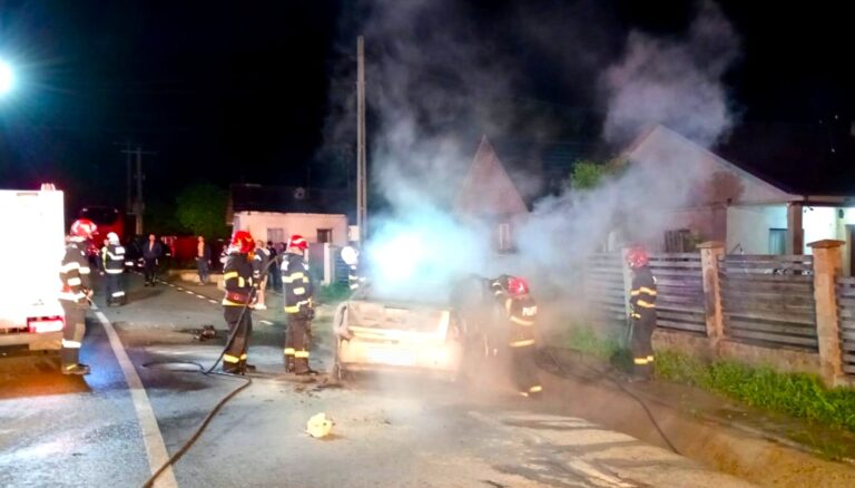 Tragedie în toiul nopții! Doi tineri au sfârșit carbonizați într-un accident înfiorător. Mașina în care se aflau a luat foc după ce s-a izbit de un cap de pod
