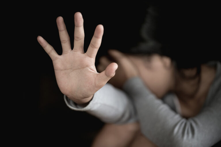 Calvarul unei adolescente din Dâmbovița: Agresată fizic și amenințată cu moartea într-un parc. Agresorul, sub control judiciar 60 de zile