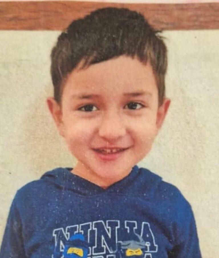 Alertă în județul Sibiu! Copilaș de 5 ani, dispărut fără urmă de lângă tatăl său. Autoritățile îl caută cu elicopterul și câini de urmă