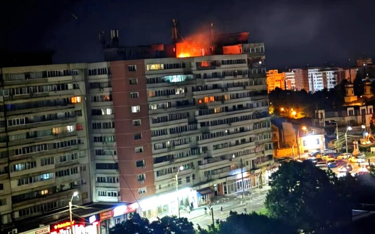 Noapte de groază la Galați! O dronă rusească s-a prăbușit peste un bloc. Două persoane rănite și zeci de persoane evacuate, în urma exploziei puternice