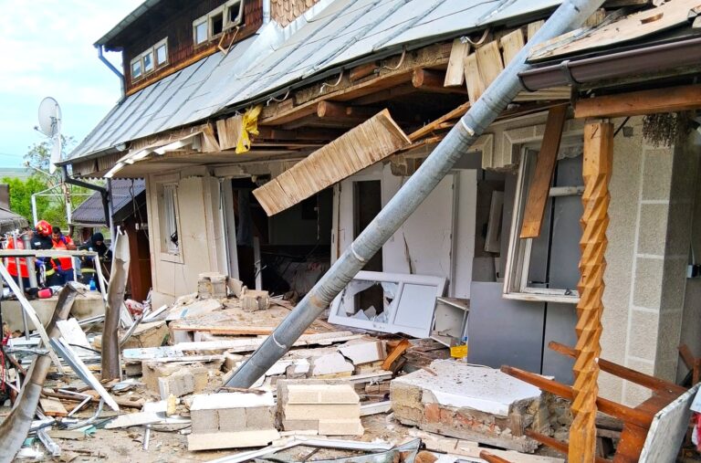 Doi bătrâni, la un pas de moarte după explozia unei butelii! Victimele, transportate în stare gravă la spital, în urma deflagrației care le-a distrus casa