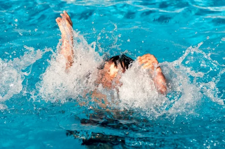 Durere fără margini într-o familie din județul Dolj! Un copil de un an și patru luni, găsit fără viață după ce a căzut într-o piscină din curtea bunicilor. A fost solicitată intervenția elicopterului SMURD