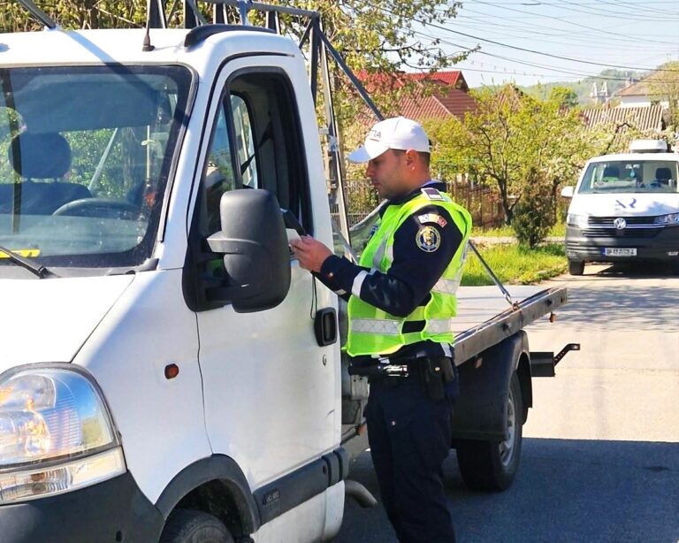 Teribilism la volan în Dâmbovița! Tânăr de 19 ani, prins fără permis la volanul unei autoutilitare. Proprietarul s-a ales și el cu dosar penal