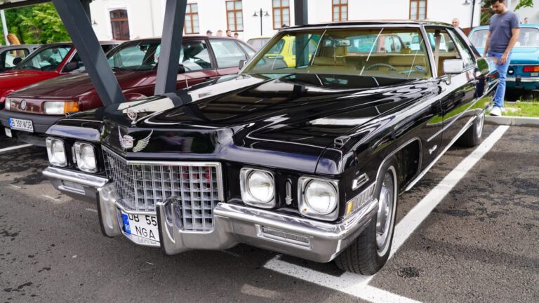Motoare, cai putere și eleganță la Zilele Județului Dâmbovița. Retroparada automobilelor de epocă și Parada Moto au atras toate privirile