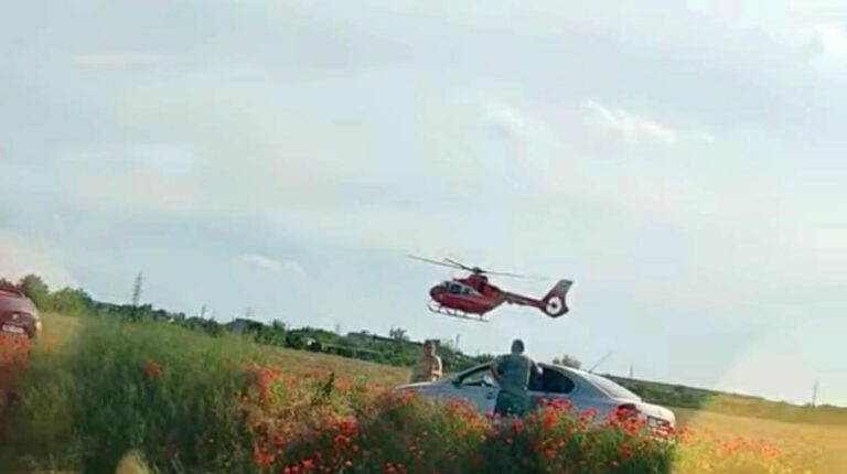 Nenorocire pe șine! O femeie de 70 de ani a murit, iar un copil a fost transportat de urgență la spital, după ce au fost loviți de un tren. A fost solicitat elicopterul SMURD