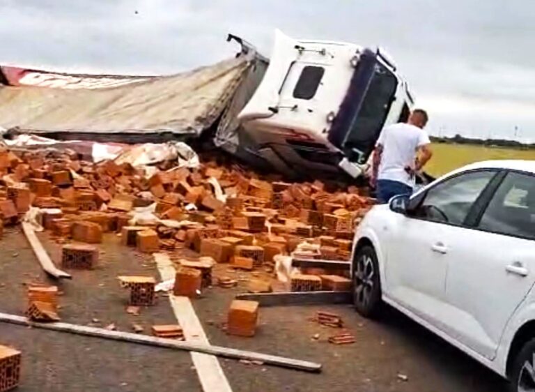 Accident îngrozitor pe centură! Un bărbat și-a pierdut viața pe loc după ce un TIR încărcat cu cărămidă s-a răsturnat peste un autoturism. Alte două victime, de urgență la spital