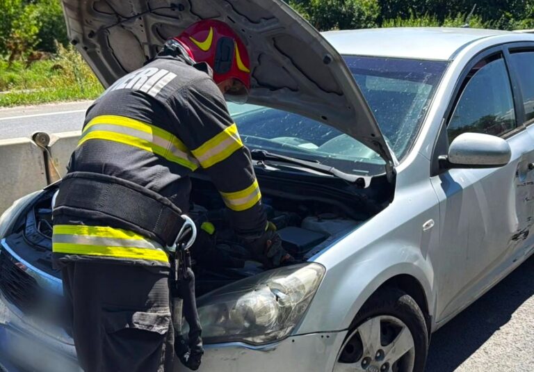 Impact cumplit între autoturism și un autotren! Patru persoane, transportate de urgență la spital pentru îngrijiri medicale
