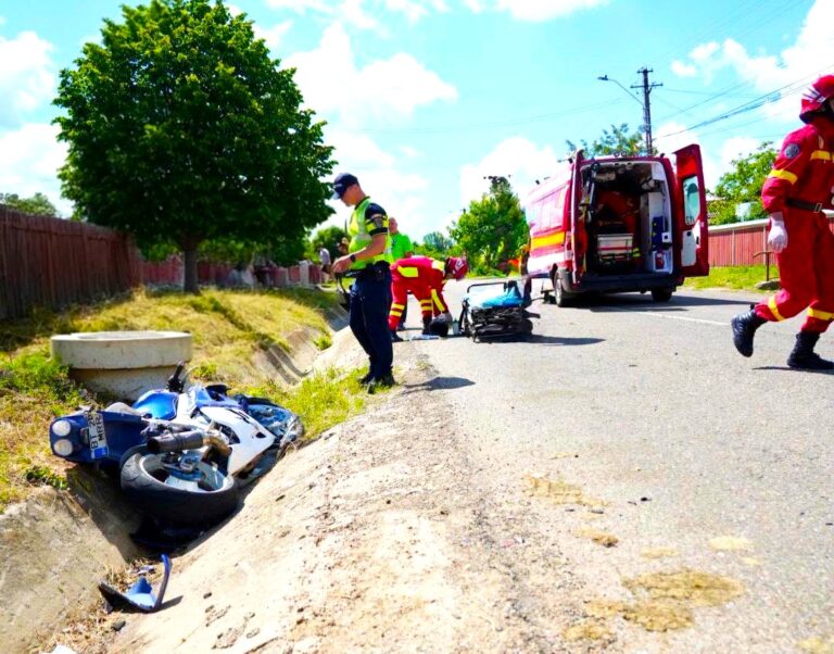Clipe de groază pe șosea! Motocicletă proiectată în șanț în urma unui accident cumplit! Motociclistul și o femeie, de urgență la spital