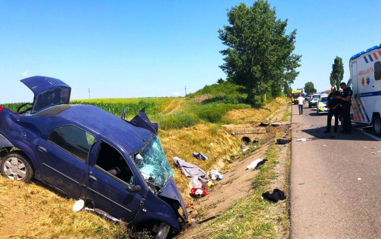 Mașină făcută zob după impactul cu un cap de pod! Șoferul a murit pe loc, iar alte două victime au fost transportate de urgență la spital