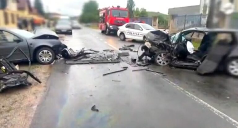 Ciocnire teribilă între două mașini după ce un tânăr s-a urcat la volan beat criță și cu permisul suspendat! Trei persoane, transportate de urgență la spital