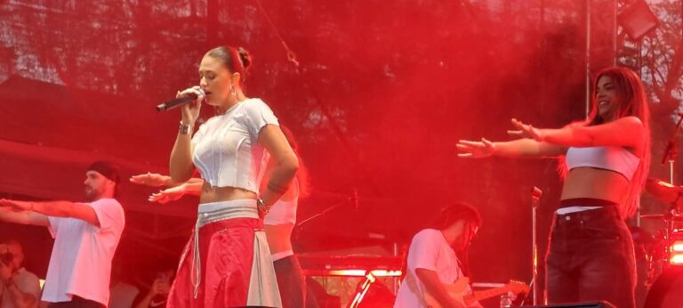 Parcul Chindia, scena unui concert de neuitat sâmbătă seara! Mii de oameni au cântat și dansat alături de Antonia, Florin Ristei și Șatra BENZ, la Zilele Județului Dâmbovița