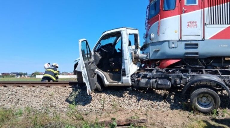 La un pas de tragedie! Autoutilitară încărcată cu piese auto și butelii cu freon, spulberată de tren. Șoferul mașinii, proiectat în afara cabinei