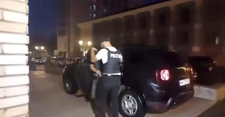 Ucisă cu sânge rece de propriul fiu! Femeia a fost atacată cu în cuțit în zona gâtului și a toracelui. Tânărul ar fi consumator de droguri