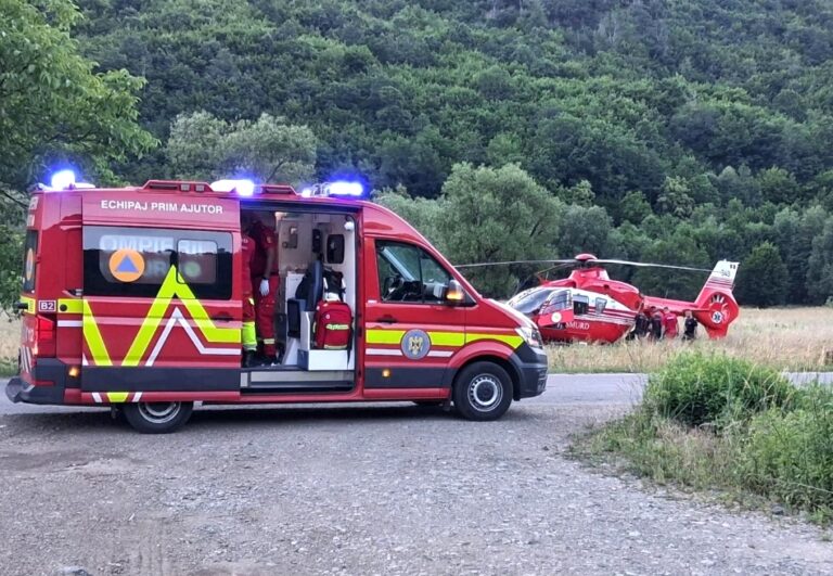 Impact îngrozitor între o motocicletă și un autoturism! Momente dramatice pentru un copil de 13 ani! Minorul, transportat la spital cu elicopterul SMURD