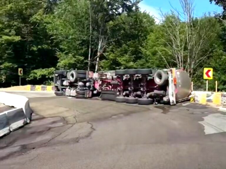 Momente de groază pe DN 7! O autocisternă cu 31 de tone de benzină s-a răsturnat. Șoferul, transportat de urgență la spital