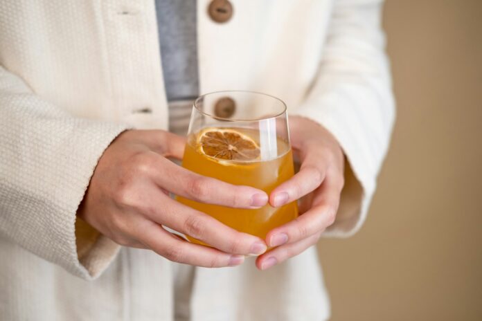 Kombucha, băutura fermentată care a cucerit rafturile ce este și de ce o aleg tot mai mulți oameni
