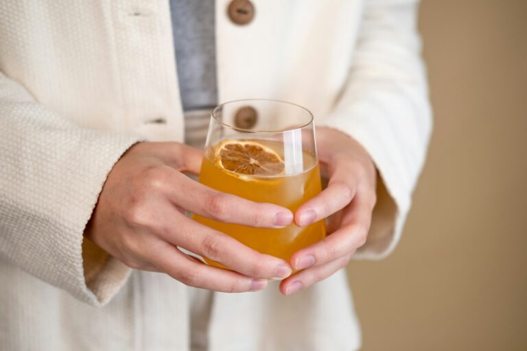 Kombucha, băutura fermentată care a cucerit rafturile: ce este și de ce o aleg tot mai mulți oameni