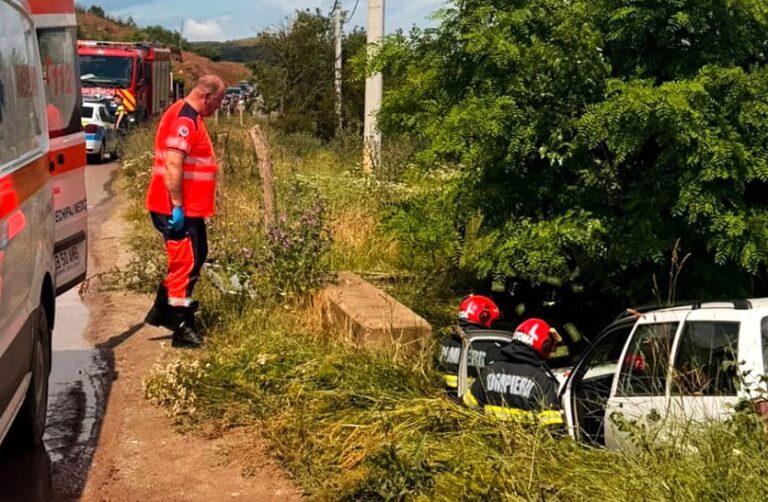 Sfârșit cumplit după o clipă de neatenție! Un bărbat de 75 de ani și-a pierdut viața pe loc după ce mașina în care se afla a plonjat în albia unui râu. Alte trei persoane, de urgență la spital