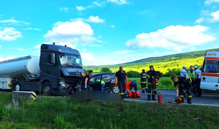 Impact fatal între un autoturism și o autocisternă! Doi bărbați și-au pierdut viața în urma accidentului devastator. Victimele au fost găsite în stare critică de salvatori