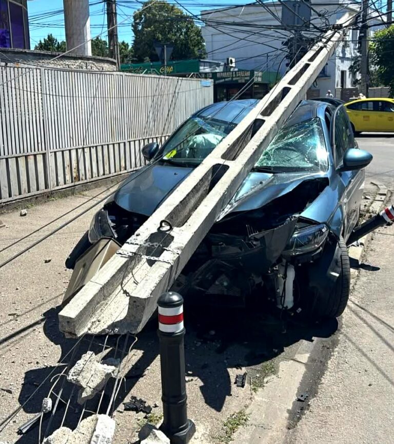 La un pas de moarte după ce a spulberat cu mașina un stâlp de electricitate! Momente teribile pentru o șoferiță de 19 ani