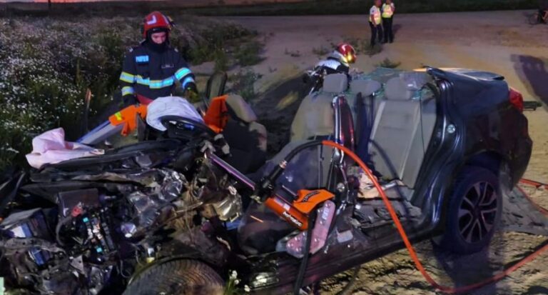 Și-a pierdut viața într-un accident devastator produs între două mașini! Femeia găsită încarcerată și în stare de inconștiență nu a răspuns manevrelor de resuscitare. Alte două persoane au ajuns la spital