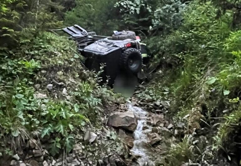 Accident cumplit la ceas de seară! O mașină în care se aflau două persoane s-a răsturnat într-o prăpastie. Una dintre victime a rămas încarcerată