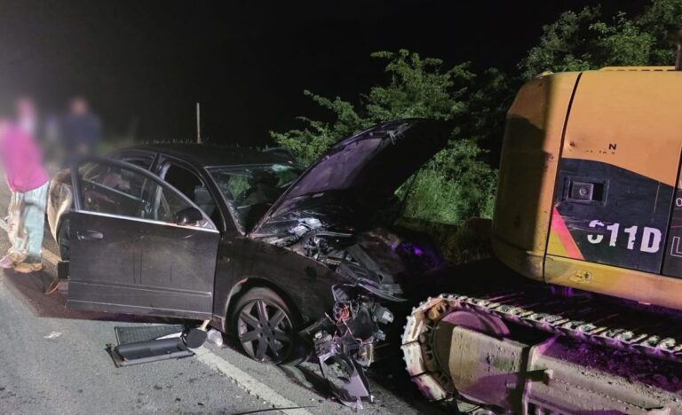 Noapte de groază pentru cinci tineri! Mașina în care se aflau, impact devastator cu un buldoexcavator! Șoferul era beat