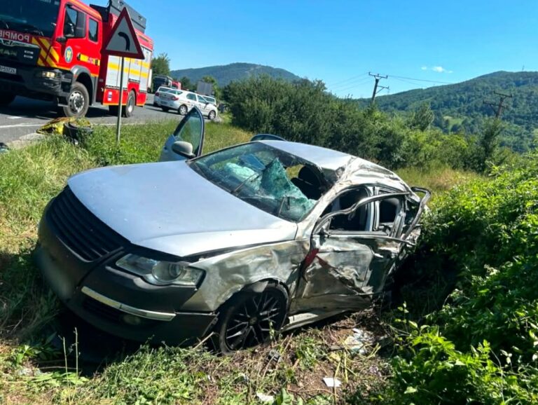 Impact devastator între un autoturism și un TIR! O tânără de 24 de ani a sfârșit pe loc, iar un copilaș și un bărbat au ajuns la spital