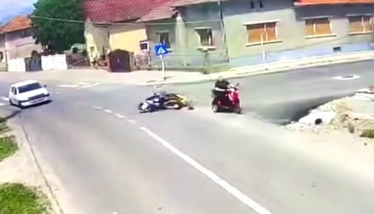 Impact cumplit între două tricicluri electrice într-o intersecție! Doi pensionari, de 77 și 80 de ani, transportați de urgență la spital în urma accidentului