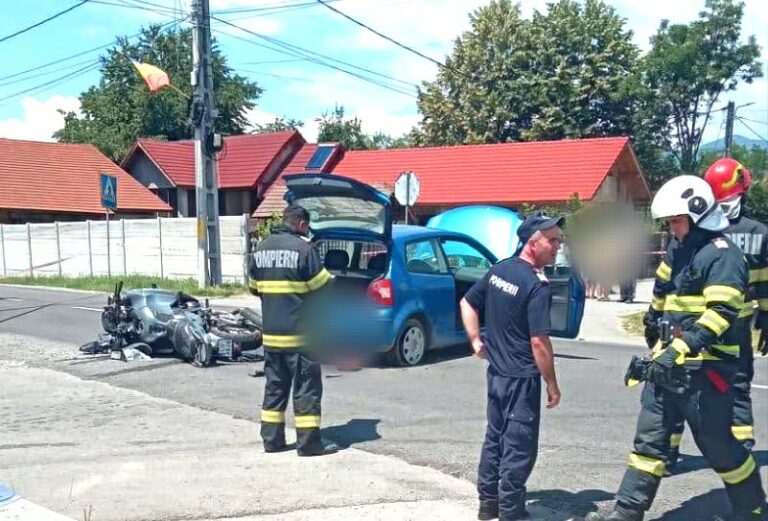 Nu a acordat prioritate în intersecție și a spulberat un motociclist polonez! Motociclistul, transportat de urgență la spital cu elicopterul SMURD. La urgențe au ajuns atât șoferul vinovat, cât și o pasageră