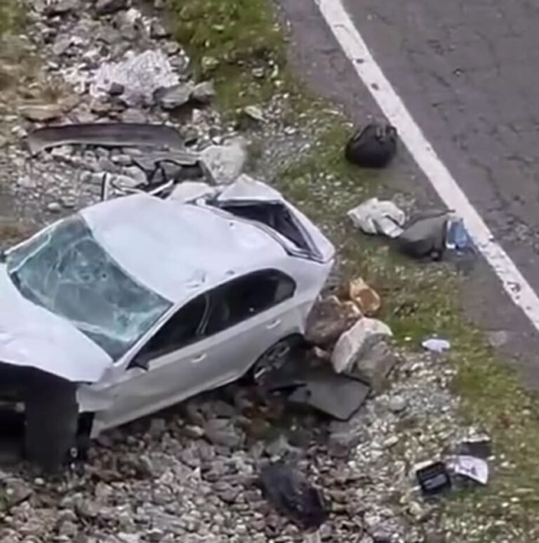 Mașină prăbușită într-o râpă pe Transfăgărășan! Șoferița a uitat să tragă frâna de mână. Autoturismul a ajuns un morman de fiare