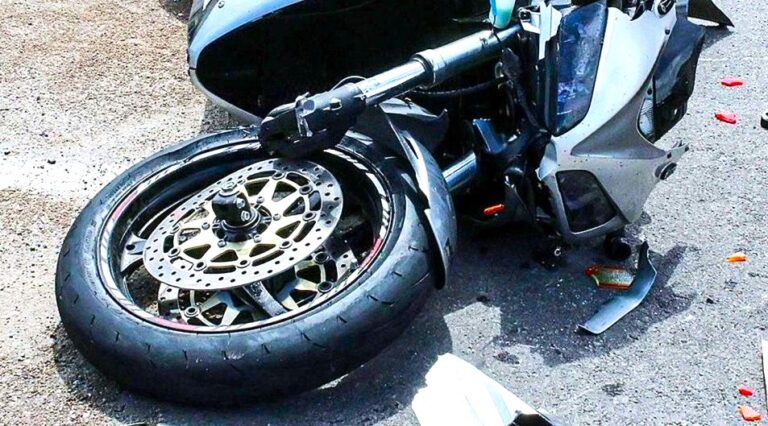 O clipă de neatenție era să-l coste viața! Adolescent din Dâmbovița, izbit de o mașină când a ieșit din curte cu motociclul de tip „cross”! Victima, transportată de urgență la spital
