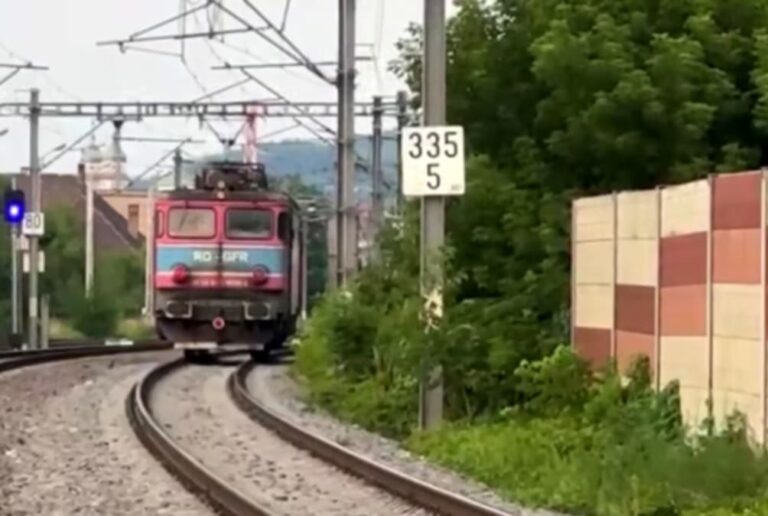 Tragedie pe calea ferată! Doi adolescenți au sfârșit loviți de o locomotivă. Unul a murit pe loc, iar celălalt s-a stins în drum spre spital