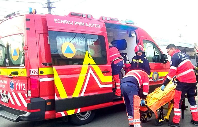 Momente de groază pe o șosea din Dâmbovița! Patru persoane, dintre care doi copii, de urgență la spital după impactul dintre o autoutilitară și două autoturisme! Un șofer începător, vinovat pentru producerea accidentului